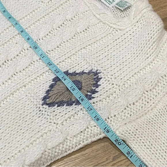 VINTAGE 80s SHENANIGANS Women’s White Sweater Hand Knitted Flower Design Small - Picture 9 of 10